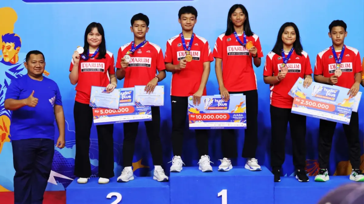 Ketua Umum Pengprov PBSI Kaltim, Mudyat Noor, berfoto bersama para juara usai prosesi penyerahan medali pada penutupan Sirnas B Kaltim 2026 di Samarinda.