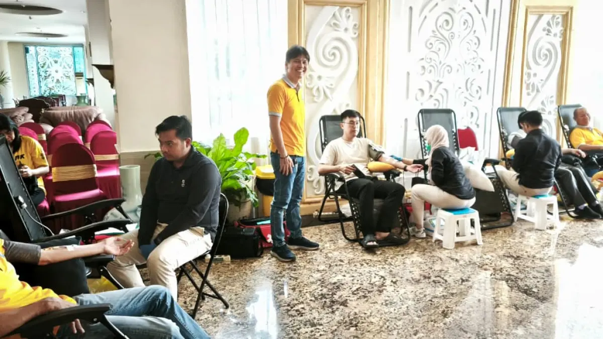 MENDAMPINGI: Koordinator kegiatan donor darah Waisak Walubi Balikpapan, Alex (berdiri), bersama petugas medis RSKD Balikpapan saat mendampingi para peserta donor darah Walubi.