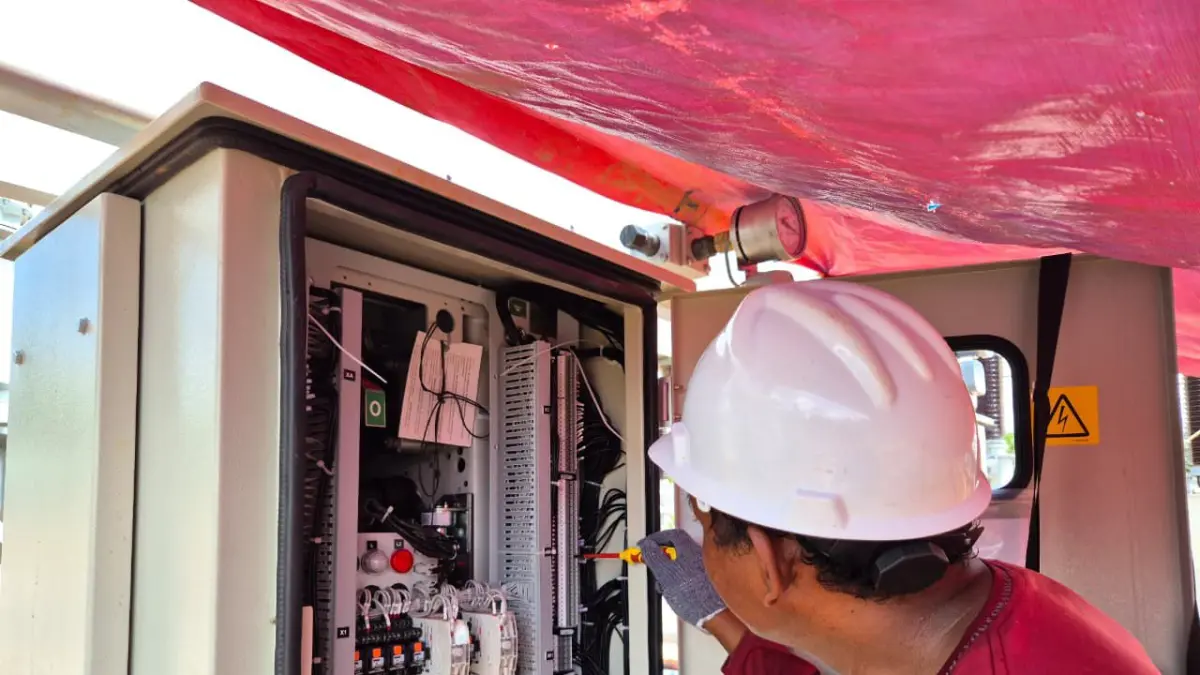 PANEL KONTROL: Pekerja menyelesaikan pekerjaan wiring cable pada panel kontrol listrik dengan memastikan setiap koneksi kabel terpasang sesuai standar instalasi dan prosedur keselamatan kerja.