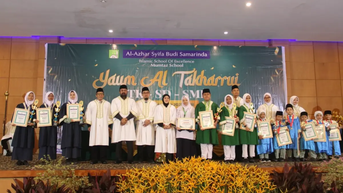 Para pimpinan Al-Azhar Syifa Budi Samarinda dan pimpinan Pusat Al-Azhar Syifa Budi abadikan momen bersama siswa berprestasi baik dari TK, SD, dan SMP Al-Azhar Syifa Budi Samarinda bersama kepala sekolahnya. (IST)