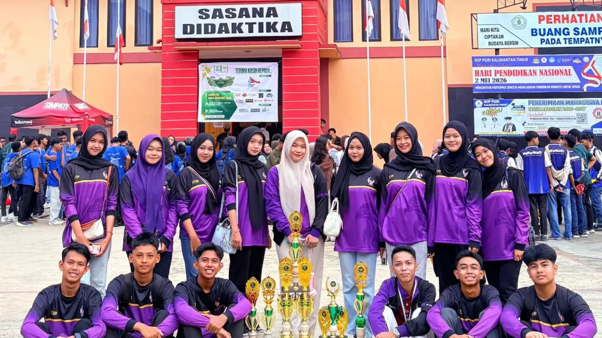 Para sang juara abadikan momen kebersamaan dengan penghargaan yang mereka raih dengan empat sabet juara yang memuaskan.