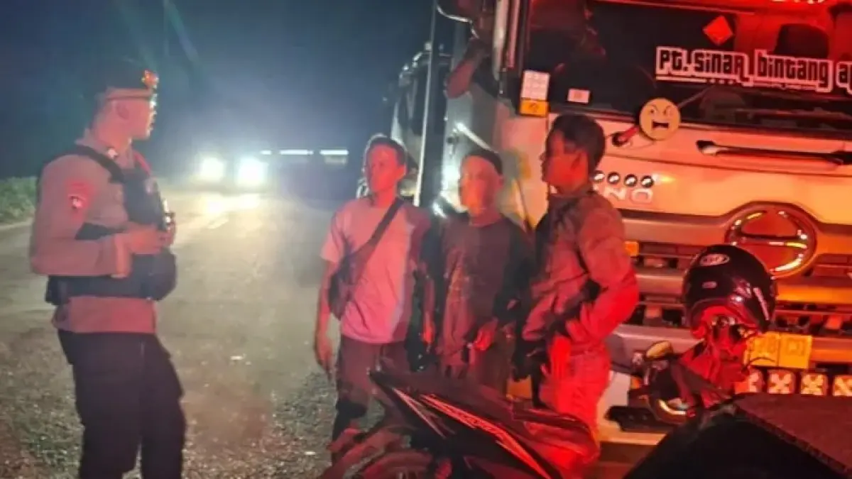 PATROLI: Personel Sat Brimob Polda Kaltim melakukan patroli rutin malam hingga dini hari.