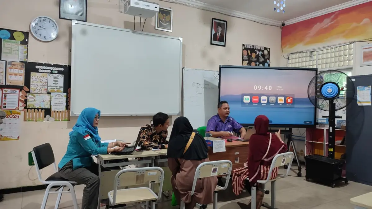 PENDAFTARAN: Orangtua calon siswa baru melakukan regristasi di SD 011 Bontang Selatan. (ADIEL KUNDHARA/KP)