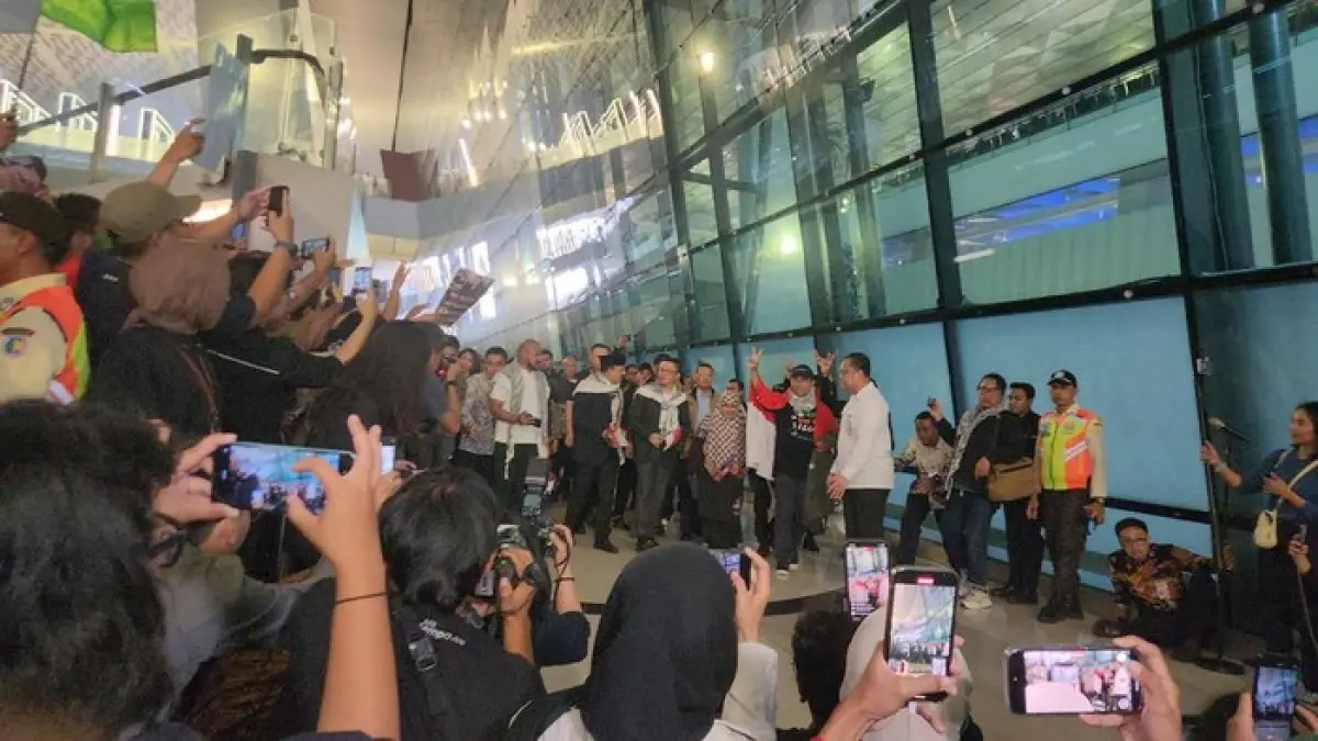 TIBA DI TANAH AIR: Sembilan warga negara Indonesia yang tergabung relawan Global Sumud Flotilla yang sempat ditahan tentara Israel kini telah tiba di Indonesia.(dtc)