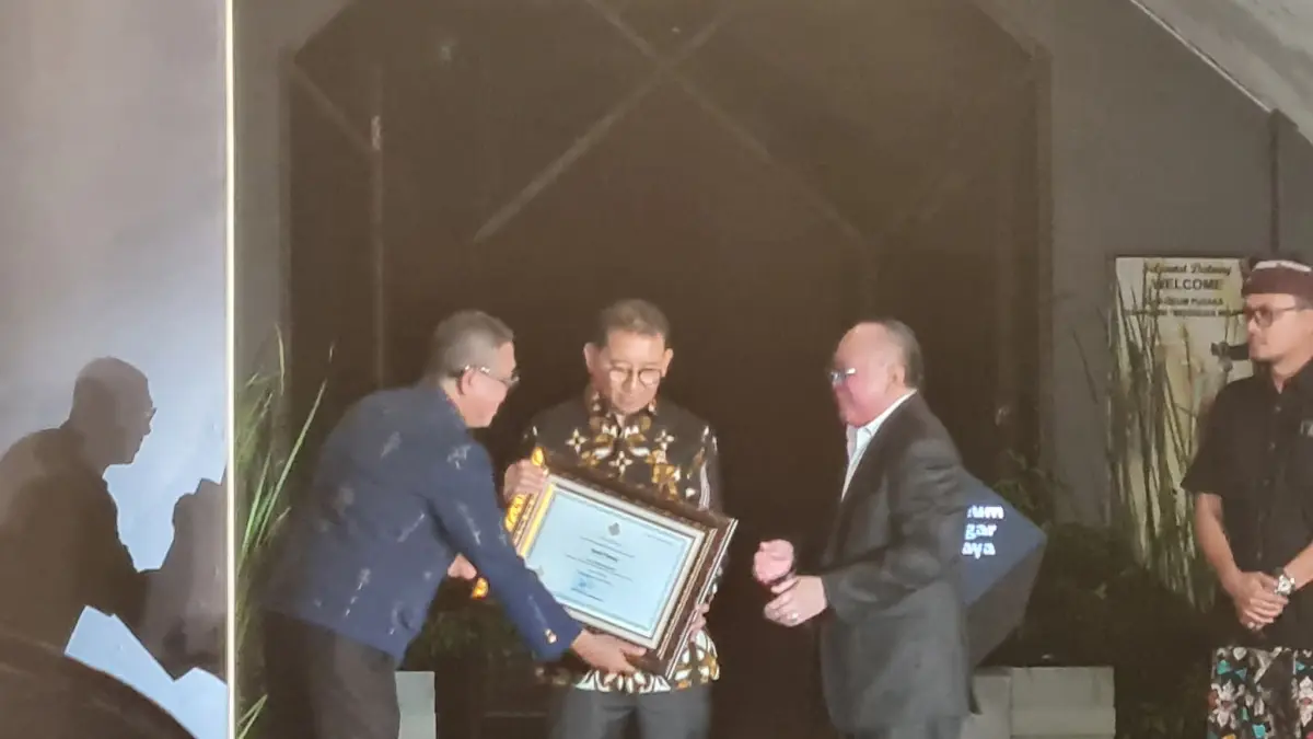 Tokoh pelestari budaya, Ismael Thomas (dua kanan) saat menerima penghargaan dari Menteri Kebudayaan Republik Indonesia Fadli Zon (dua kiri) di Museum Pusaka TMII, Jakarta. (K.SUNARDI/KP)

&nbsp;