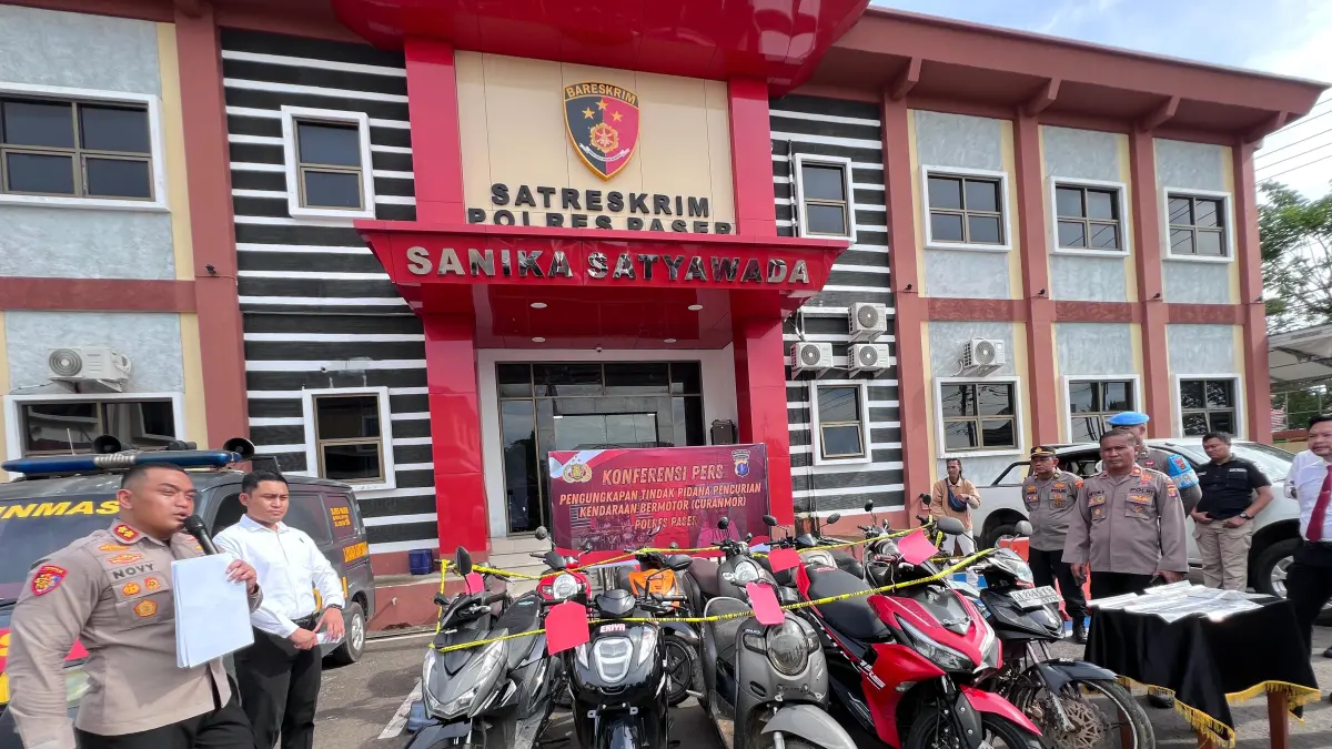 Kapolres Paser AKBP Novy Adi Wibowo didampingi Kasat Reskrim AKP Elnath Splendidta Wafiq Gemilang menunjukkan barang bukti kunci L modifikasi dan belasan unit sepeda motor hasil sitaan dari tersangka sindikat curanmor lintas kecamatan berinisial SA (45) di Mako Polres Paser, Senin (25/5). (NAJIB/KP)