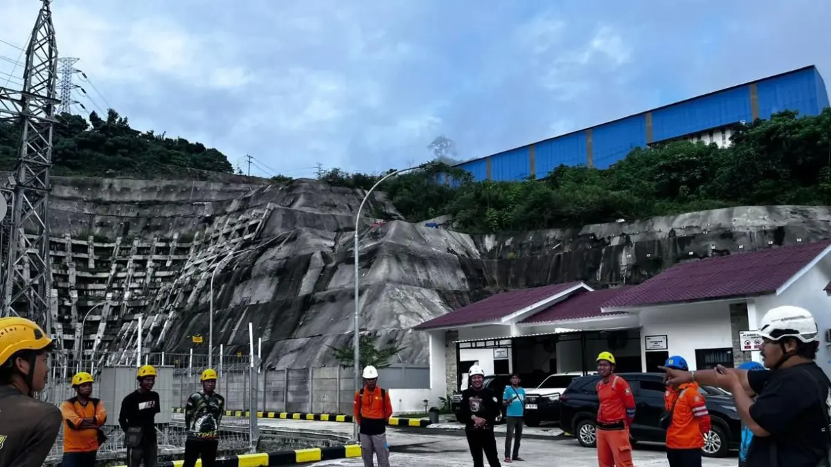 PULIHKAN LISTRIK: Petugas PLN bersiaga dan melakukan koordinasi di area Gardu Induk Tegangan Ekstra Tinggi (GITET) New Aur Duri, Kabupaten Muaro Jambi, Jambi sebelum melakukan pekerjaan pemulihan sistem kelistrikan pada jaringan transmisi Saluran Udara Tegangan Ekstra Tinggi (SUTET) 275 kilovolt (kV) Muara Bungo–Sungai Rumbai.