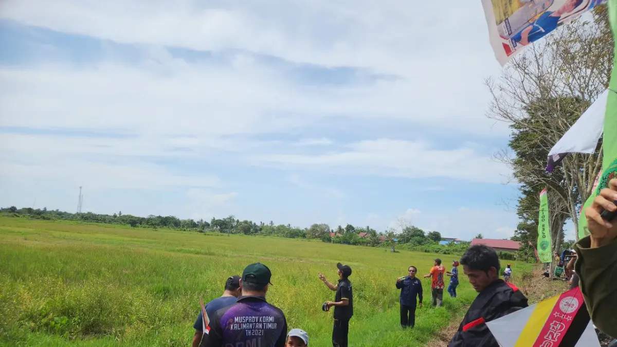 ADU LAYANG-LAYANG:Sebanyak 32 peserta adu layang-layang pada gelaran Kajung Cup Polres PPU di Sidorejo, Kecamatan Penajam. Kegiatan ini dalam rangka HUT ke-80 Bhayangkara 2026.(humas polres PPU)