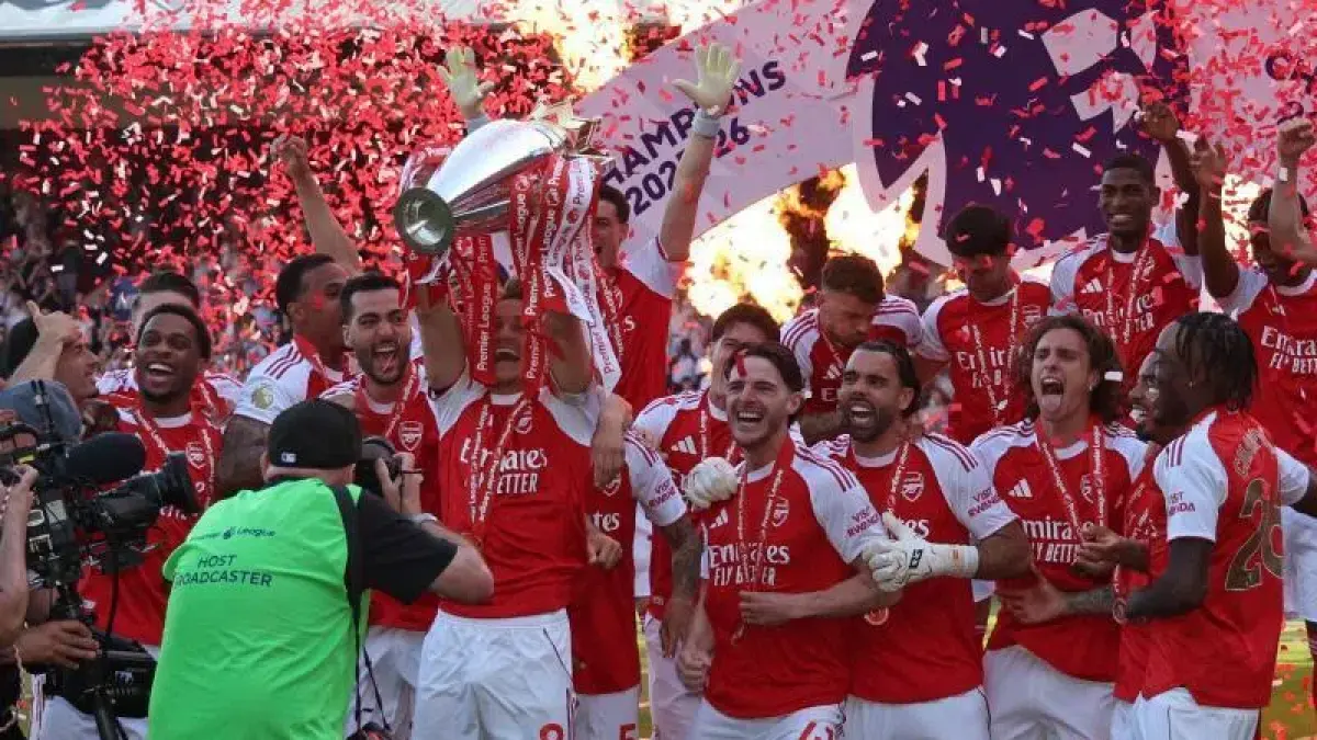 Arsenal mengangkat trofi juara Liga Inggris 2025 2026. (Foto: AFP)
