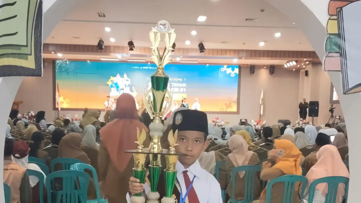 Azzam Faiz Al Arkhan, siswa kelas 4 SDIT Bina Insan Kombeng, meraih juara dalam lomba menulis puisi tingkat nasional yang digelar Nyalanesia di Surakarta, Sabtu (23/5/2026).