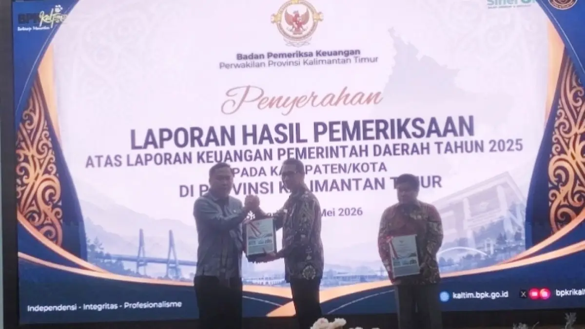 BERTAHAN WTP: Bupati Kubar, Frederick Edwin saat menerima penyerahan predikat Opini Wajar Tanpa Pengecualian yang ke-10 untuk Kutai Barat.&nbsp;