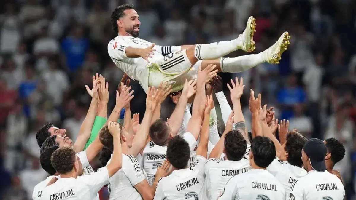 Dani Carvajal dilemparkan ke udara oleh pemain Real Madrid usai laga kandang terakhir klub musim ini di Estadio Santiago Bernabeu, Madrid. (PIERRE-PHILIPPE MARCOU/AFP)