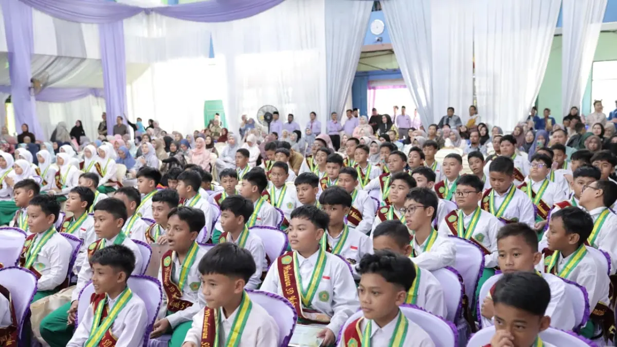 DUKUNGAN: Dukungan datang dari berbagai elemen para tokoh masyarakat hingga pejabat setempat saat melakukan sesi foto bersama kemarin.