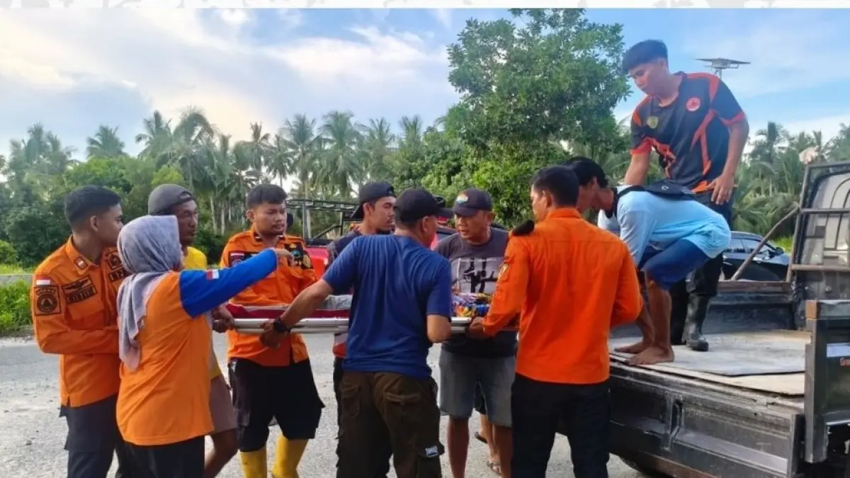 EVAKUASI: Tim gabungan saat mengevakuasi jenazah seorang pemuda ke atas mobil untuk diserahkan kepada keluarga.(ist)