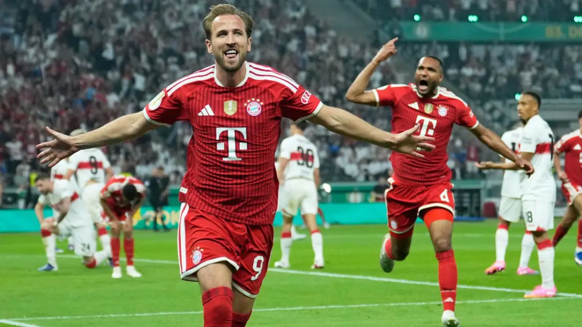 Harry Kane menjadi bintang kemenangan Bayern Munchen setelah mencetak tiga gol dalam laga final DFB Pokal kontra VfB Stuttgart di Olympiastadion Berlin, Minggu (24/05/2026) dini hari WIB. (AP Photo/Ebrahim Noroozi)
