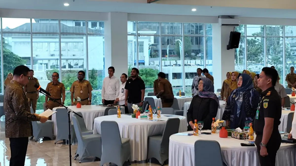 JAGA INTEGRITAS: Andi Harun membacakan komitmen walikota terhadap pelaksanaan SPMB yang berkualitas dan berintegritas, di hadapan peserta kegiatan, Senin (25/5).