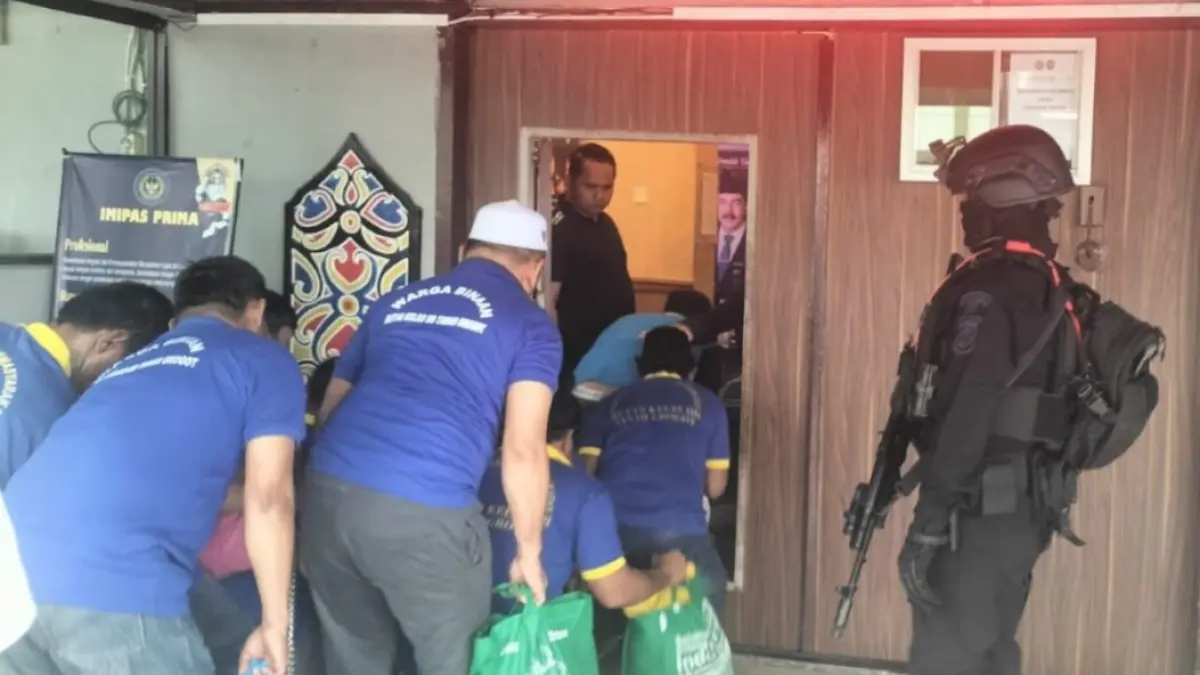 KAWAL KETAT: Personel Brimob Polda Kaltim dikerahkan kawal ketat pemindahan narapidana lintas kota.