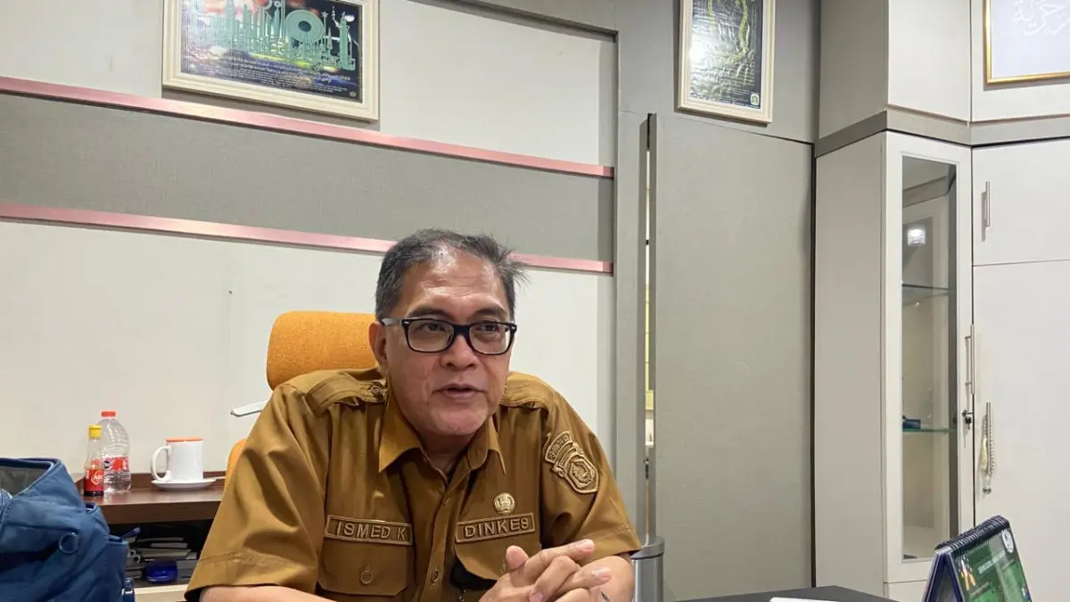 Kepala Dinkes Samarinda, Ismid Kusasih, saat diwawancarai di ruang kerjanya, Senin (25/5). (AINUR ROFIAH/KALTIM POST)
