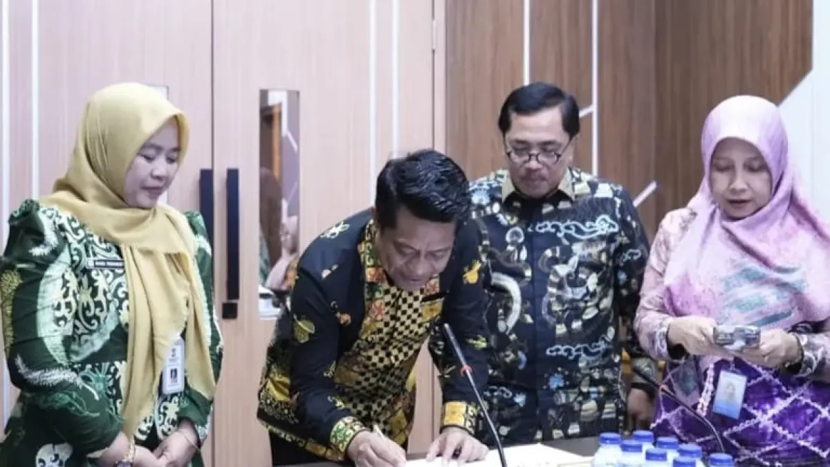 Kepala Disdikbud Balikpapan, Irfan Taufik saat melakukan penandatanganan perjanjian kerja sama dengan Direktorat PAUD terkait implementasi program Wajib Belajar 13 Tahun di Kota Balikpapan. (IST)