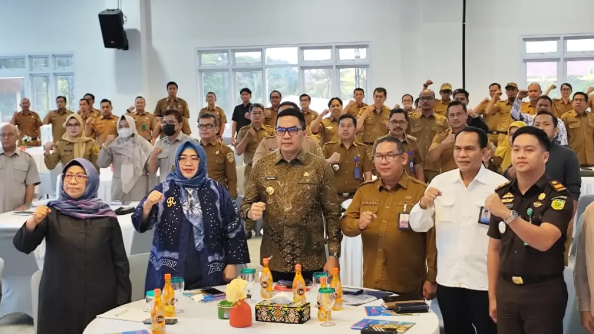 KOMITMEN: Ibnu Araby (tengah) bersama Walikota Samarinda Andi Harun (ketiga, kiri) di sela kegiatan Sosialisasi Juknis dan Konsultasi Publik SPMB 2026, di ruang Arutala Bapperida Samarinda.