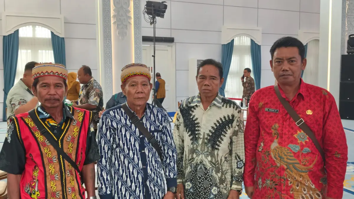 KAWAL PROYEK PERBATASAN: Perwakilan warga beserta tokoh adat Desa Batoq Kelo, Kecamatan Long Bagun, Kabupaten Mahakam Ulu, saat menghadiri seremonial groundbreaking PLTA Batoq Kelo 300 MW di kompleks Kegubernuran Kaltim, Samarinda, Senin (25/5). (EKO/KALTIM POST)