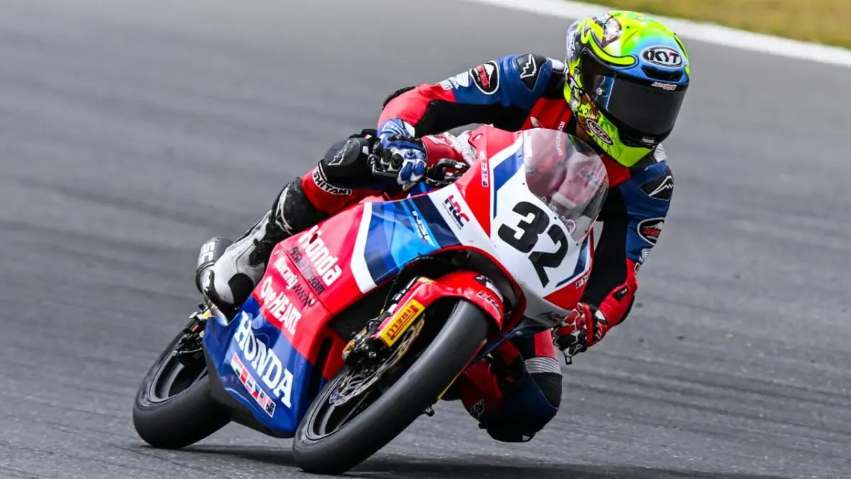 Pembalap muda Astra Honda Racing Team, Muhammad Kiandra Ramadhipa, bersiap tampil pada ajang JuniorGP World Championship seri Spanyol di Circuito de Jerez, 31 Mei hingga 1 Juni 2025. (dok. AHRT)