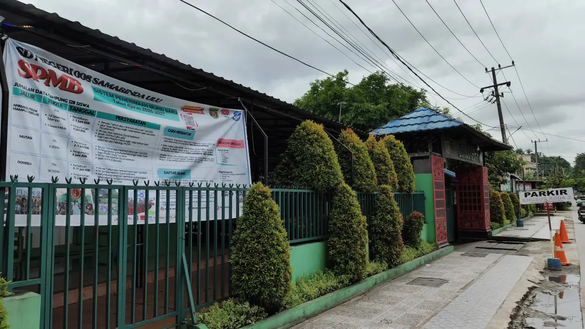 PEMERATAAN: Spanduk informasi SPMB terpasang di salah satu sekolah di Samarinda.&nbsp;Hafiz/KP