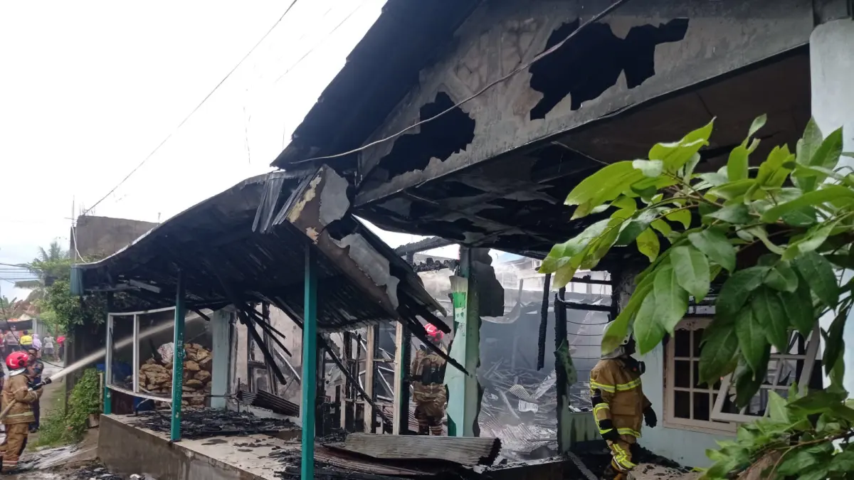 Petugas Disdamkartan Bontang melakukan penanganan kebakaran di Gang Pemula, Bontang Baru. (ADIEL KUNDHARA/KALTIM POST)