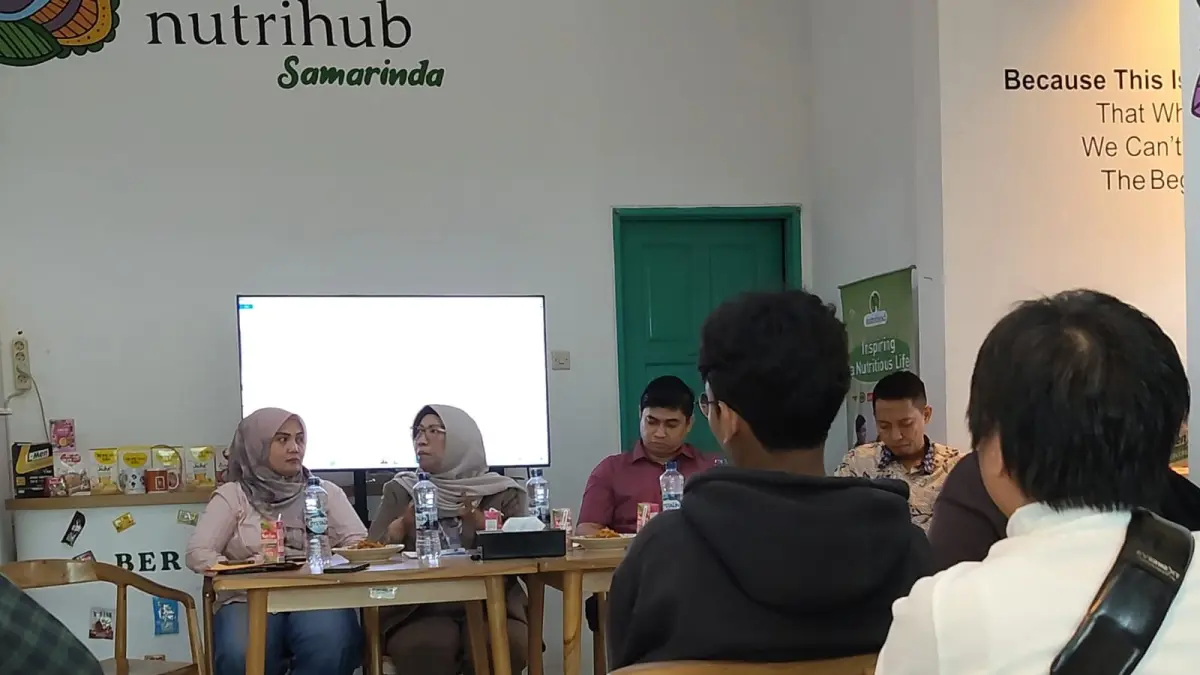Anggota DPRD Samarinda, Sri Puji Astuti, saat memaparkan materi dalam agenda sekolah politik perempuan bertajuk "Dari Suara Perempuan menuju Kebijakan Inklusif" di Nutrihub Samarinda. Sri Puji menyoroti implementasi regulasi kesetaraan hak di panggung politik yang dalam praktiknya masih membentur modal finansial serta dominasi maskulinitas. (FOTO: BAYU ROLLES/KALTIM POST)