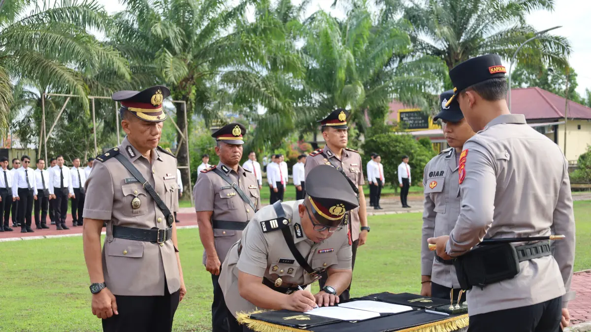 SERTIJAB: Kapolres PPU, AKBP Andreas Alek Danantara menyaksikan serah terima jabatan  wakapolres, kabag SDM, dan kapolsek Babulu.(humas polres ppu) 