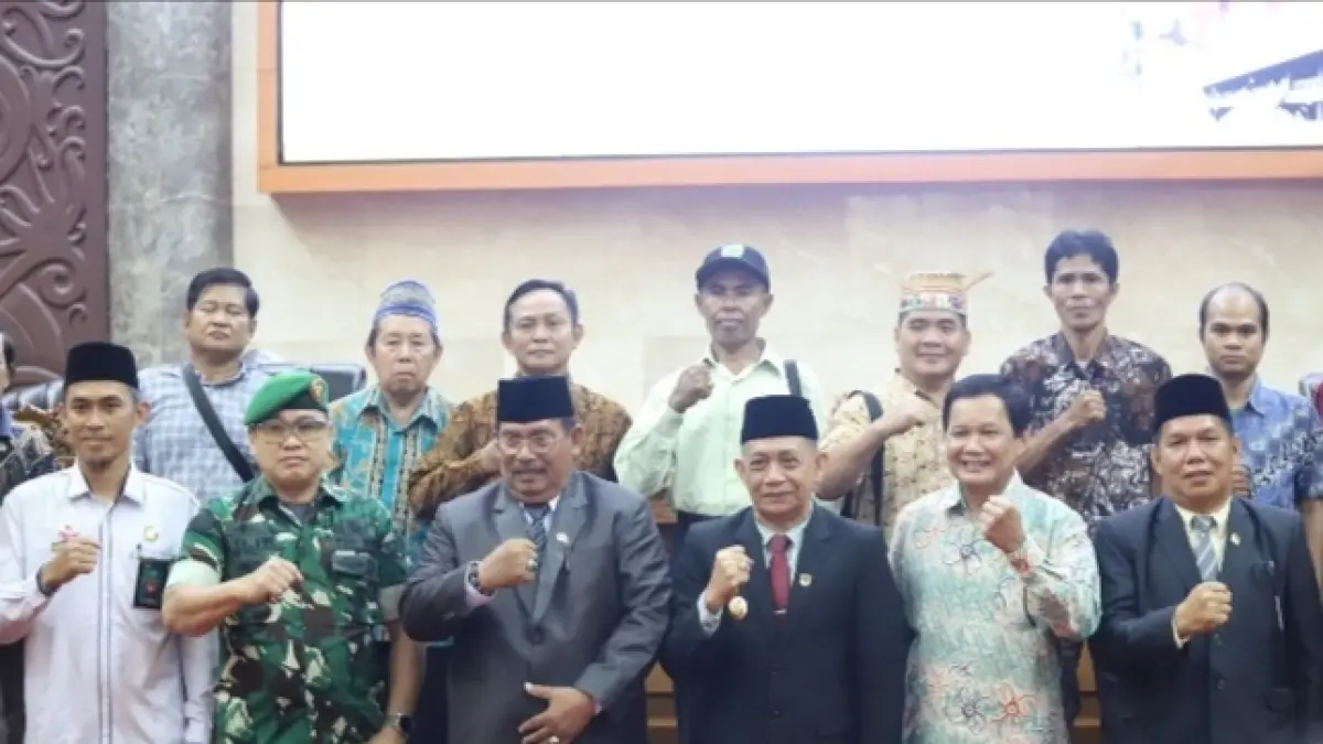 Suasana di sela sidang paripurna DPRD Kubar dengan agenda penyerahan rekomendasi DOB. (IST)

&nbsp;

&nbsp;