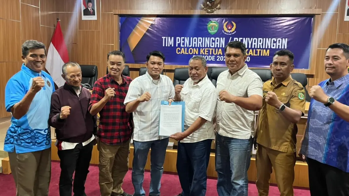 TAHAPAN: Ketua Harian Hapkido Kaltim Abdul Muis (kanan), Abdul Muis mengambil formulir pendaftaran bakal calon Ketua KONI Kaltim periode 2026-2030 di Sekretariat KONI Kaltim, Jalan Kesuma Bangsa, Samarinda, Senin (25/5). Dia mewakili Anderiy Syachrum. NASYA RAHAYA/KP