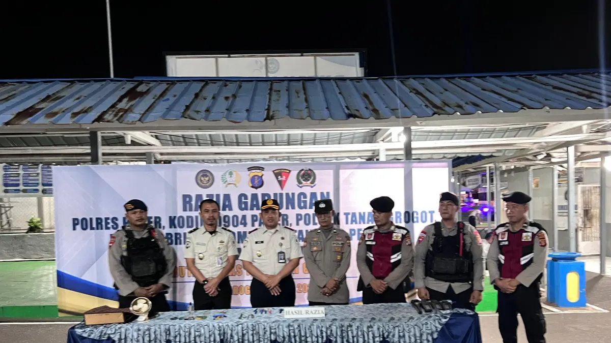 Beberapa barang yang berpotensi rawan terjaring razia gabungan Rutan Kelas IIB Tanah Grogot bersama Polres Paser dan Brimob, Senin (25/5/2026). (Najib/KP)
