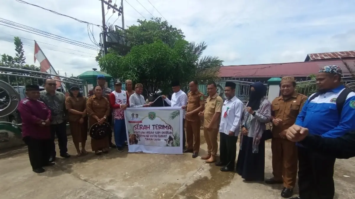 BERKAH IDULADHA: Wakil Bupati Kutai Barat, H. Nanang Adriani, menyerahkan secara simbolis bantuan hewan kurban berupa satu ekor sapi kepada pengurus Masjid Sabilussalam, Kelurahan Melak Ilir, Kecamatan Melak, Selasa (26/5).