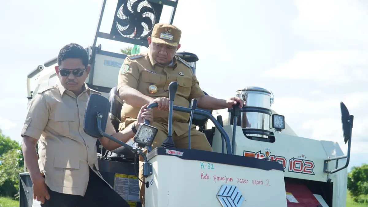 Bupati PPU Mudyat Noor didampingi Raup Muin mencoba bantuan Combine Harvester yang diserahkan kepada kelompok tani (poktan) di Desa Labangka Barat, Kecamatan Babulu, Rabu (26/5/2026).