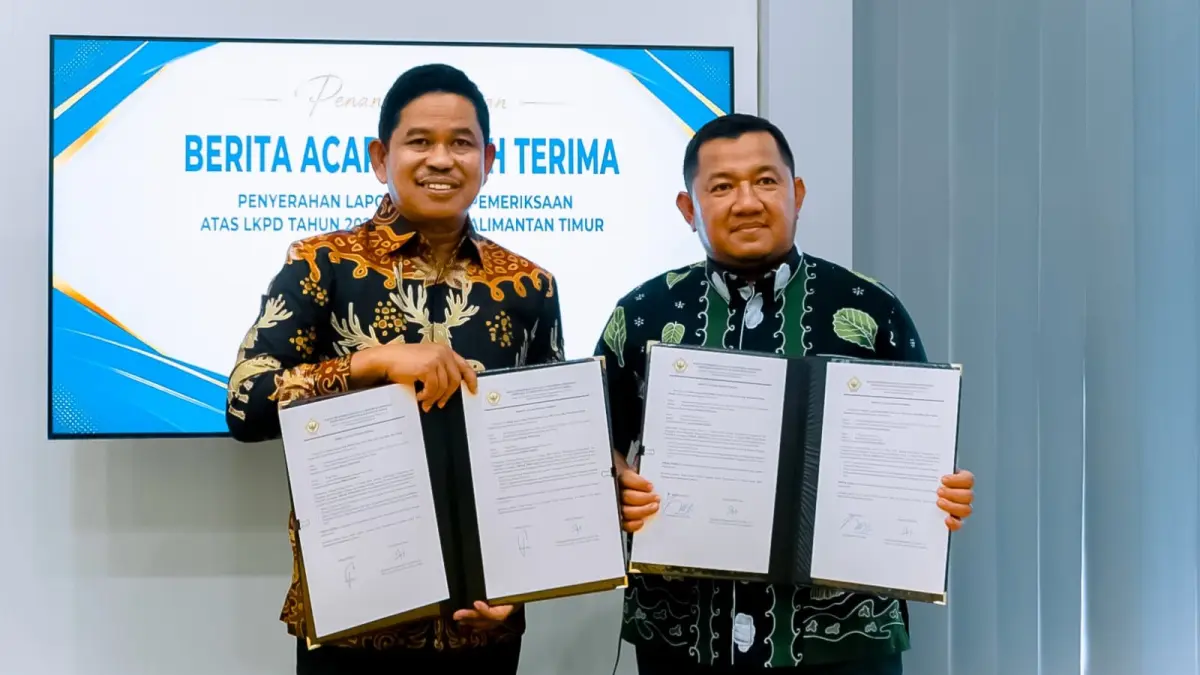 Bupati PPU Mudyat Noor (kanan) bersama Ketua DPRD PPU Raup Muin mengamankan opini WTP dari BPK RI.