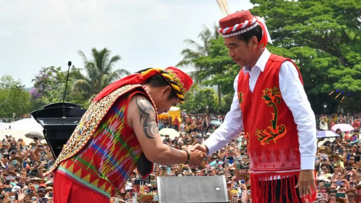 GELAR ADAT: Joko Widodo saat menerima gelar adat dari Suku Dayak Kutai Barat, Kaltim. (biro pers sekretariat presiden)

