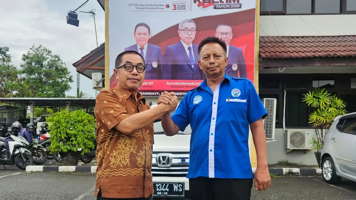 Ketua Umum KONI Kaltim Rusdiansyah Aras dan Ketua Pengprov POSSI Kaltim terpilih periode 2026–2030, Sutarno Wijaya, melakukan salam komando