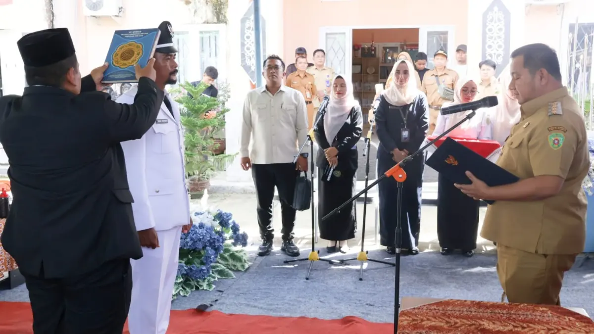 PELANTIKAN: Bupati PPU Mudyat Noor melantik Hadi Susilo, sebagai Kades PAW Desa Sebakung Jaya, Kecamatan Babulu, Selasa (26/5/2026).