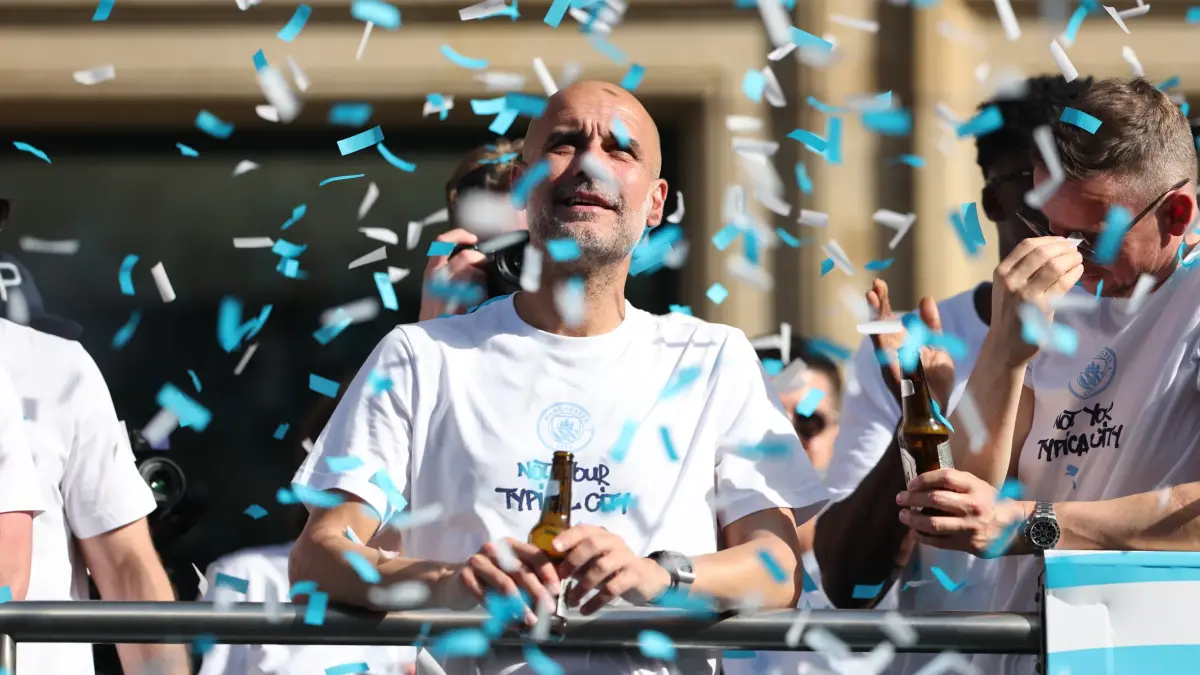 Pep Guardiola saat parade juara Manchester City. (Foto: The Times)
