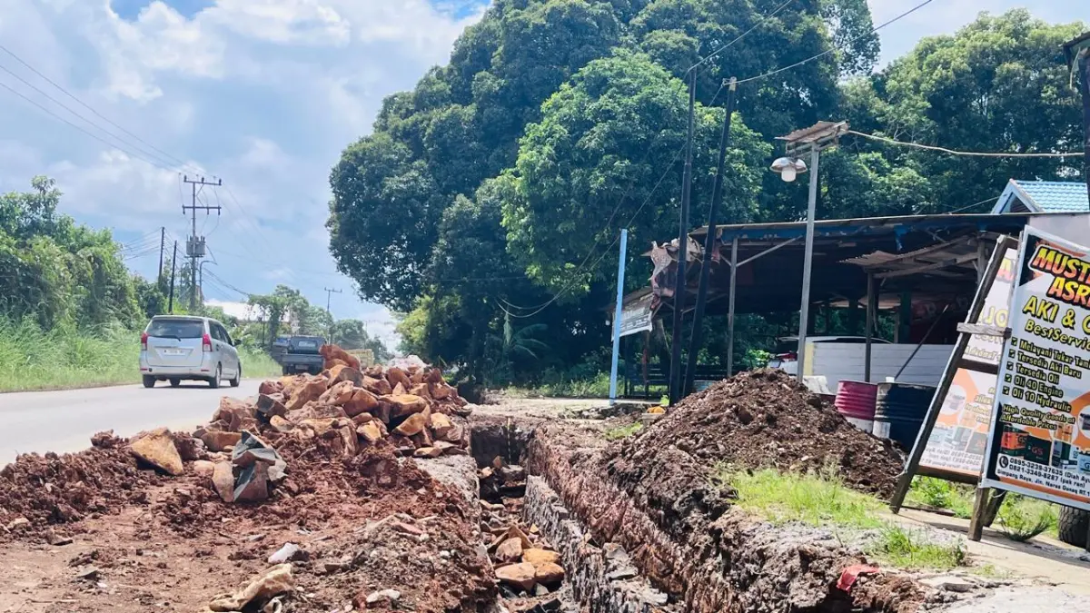 PERBAIKAN: Pekerjaan drainase di ruas jalan kawasan SMAN 2 Sendawar. (SUNARDI/KP)