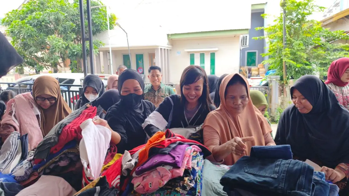 BENTUK KEPEDULIAN: Sebanyak 17 ton pakaian layak pakai berhasil terkumpul dari berbagai wilayah PNM di Indonesia dan disalurkan kembali kepada masyarakat yang membutuhkan. 
