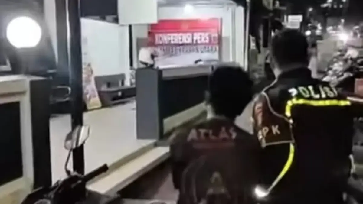 EVAKUASI: Petugas mengevakuasi terduga pelaku pencurian kotak infak dari amukan warga.