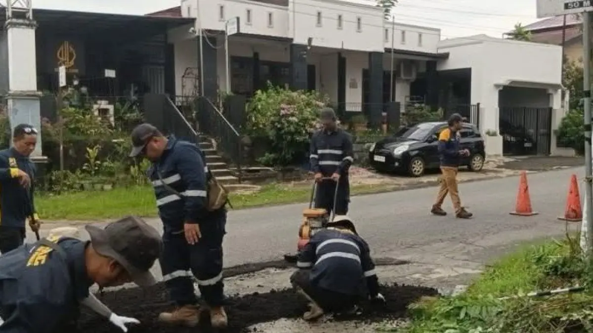 GERAK CEPAT: Tim BRC dari Dinas PUPRK Bontang melakukan penambalan jalan yang berlubang. (ADIEL KUNDHARA/KP)