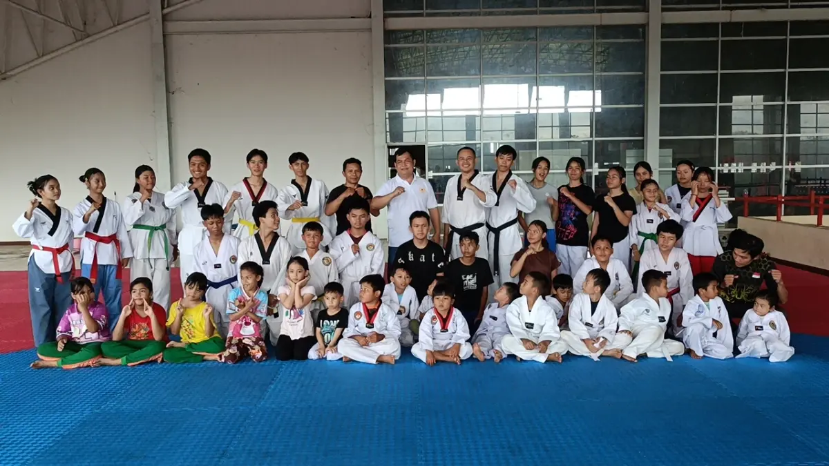 Jajaran atlet Taekwondo Kutai Barat saat latihan. 