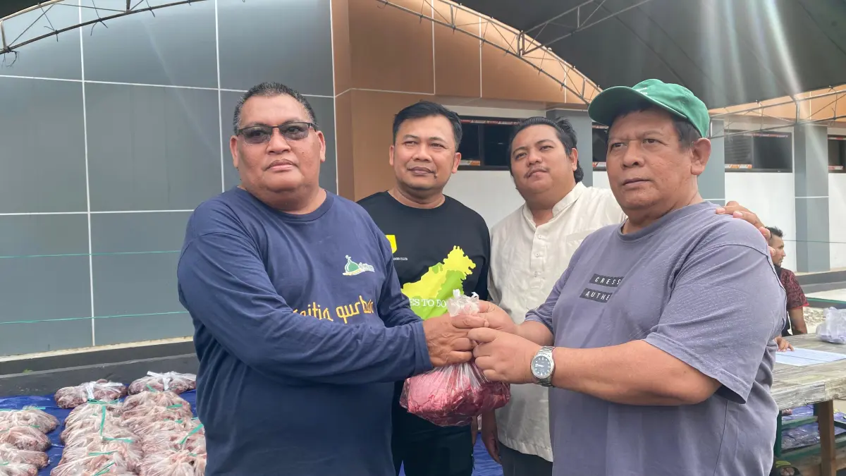 Kejati Kaltim membagikan ratusan paket daging kurban ke masyarakat, termasuk ke perwakilan forum wartawan kejaksan, Rabu (27/5/2026). (Penkum Kejati Kaltim)