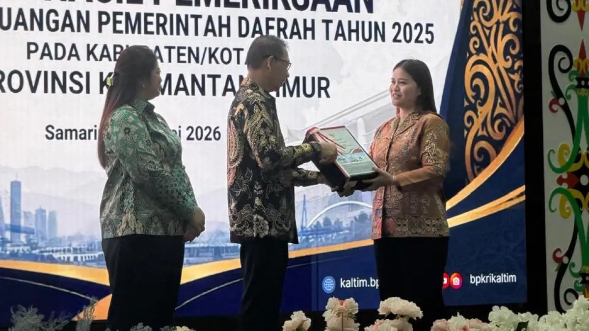 Ketua DPRD Mahulu Devung Paran dampingi Bupati Mahulu Angela Idang Belawan menerima Laporan Hasil Pemeriksaan oleh BPK di Samarinda, Senin (25/5). Ist