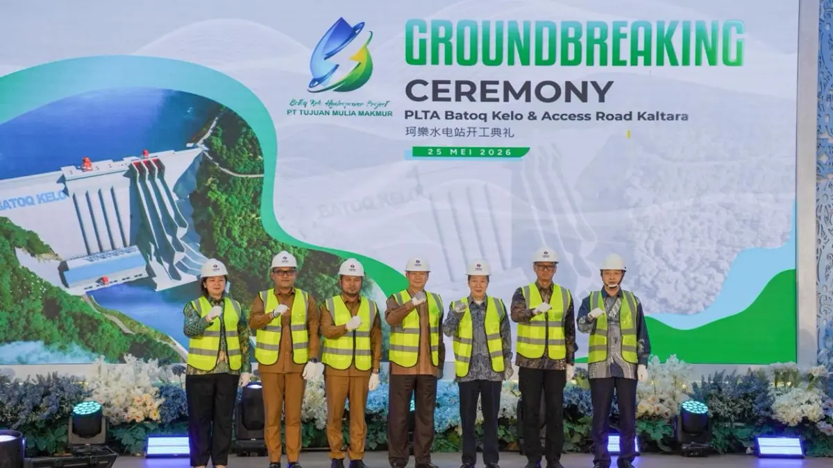 KOMPAK: Jajaran tamu undangan berfoto bersama usai prosesi groundbreaking PLTA Batoq Kelo 300 MW dan Access Road Kaltara, Senin (25/5).&nbsp;