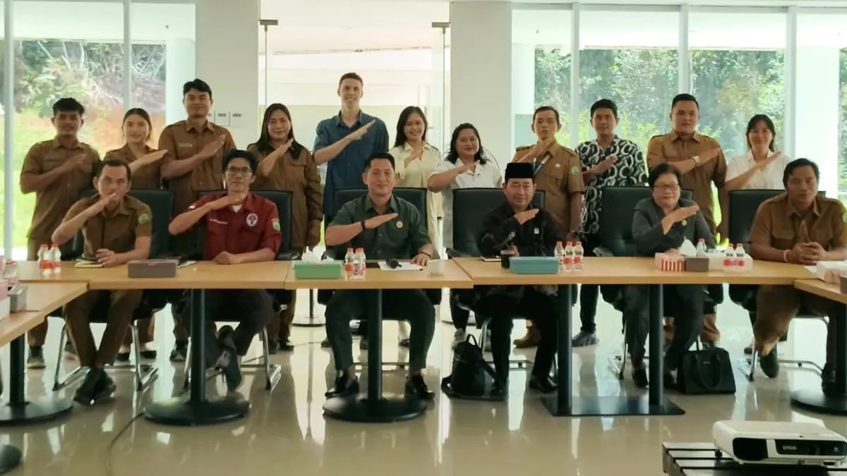 KOMPAK: Ketua Pansus 2 DPRD Mahulu Gohen Merang Sapulete (depan, tiga kiri) berserta anggota dewan dan peserta pansus abadikan momen bersama usai diskusi di Cafetaria DPRD Mahulu, Selasa (26/5). IST/KP