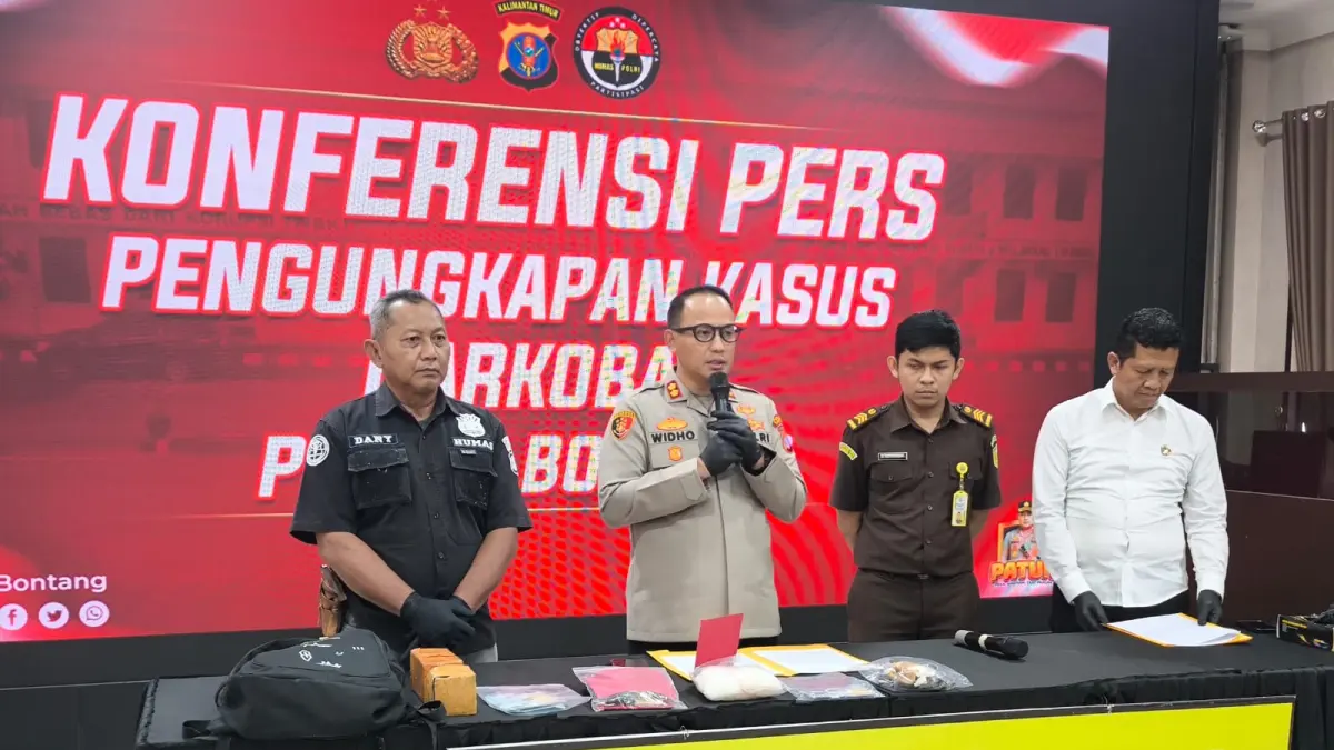 KONFERENSI PERS: Polres Bontang berhasil mengamankan dua pelajar yang diduga menjadi pengedar sabu. (ADIEL KUNDHARA/KP)